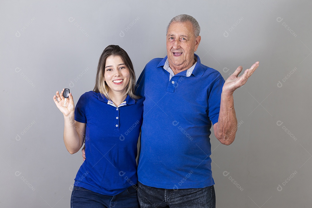 Homem idoso e jovem mulher combinando de camiseta azul