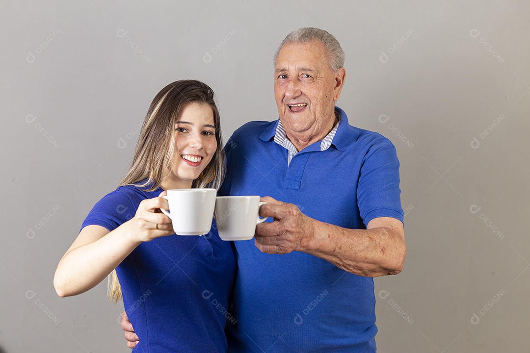 Homem idoso e jovem mulher combinando de camiseta azul