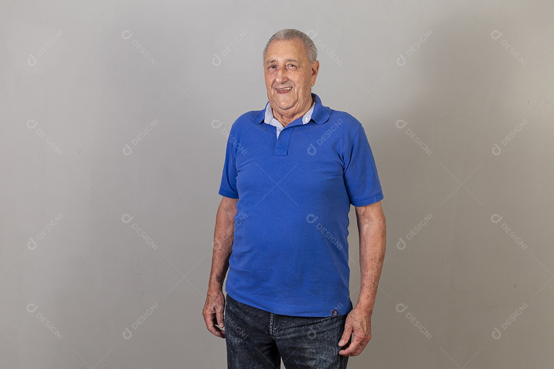 Homem sênior sorridente de camiseta azul