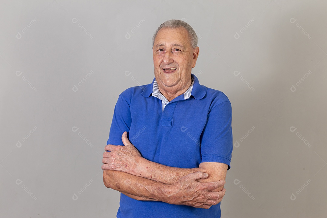 Homem sênior sorridente de camiseta azul