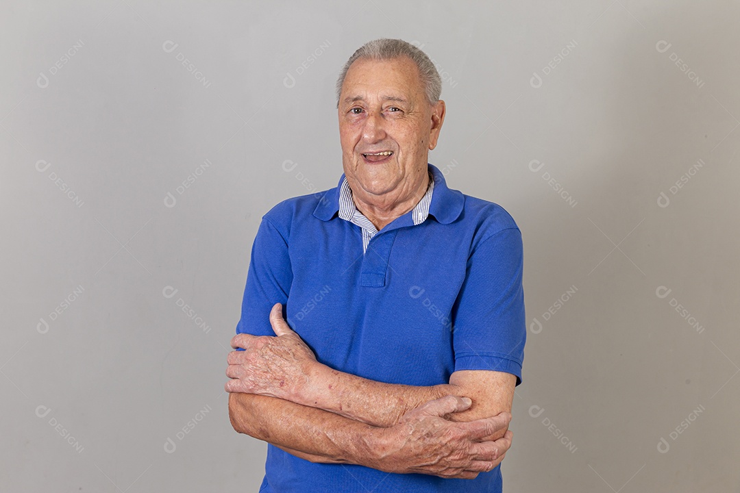 Homem sênior sorridente de camiseta azul