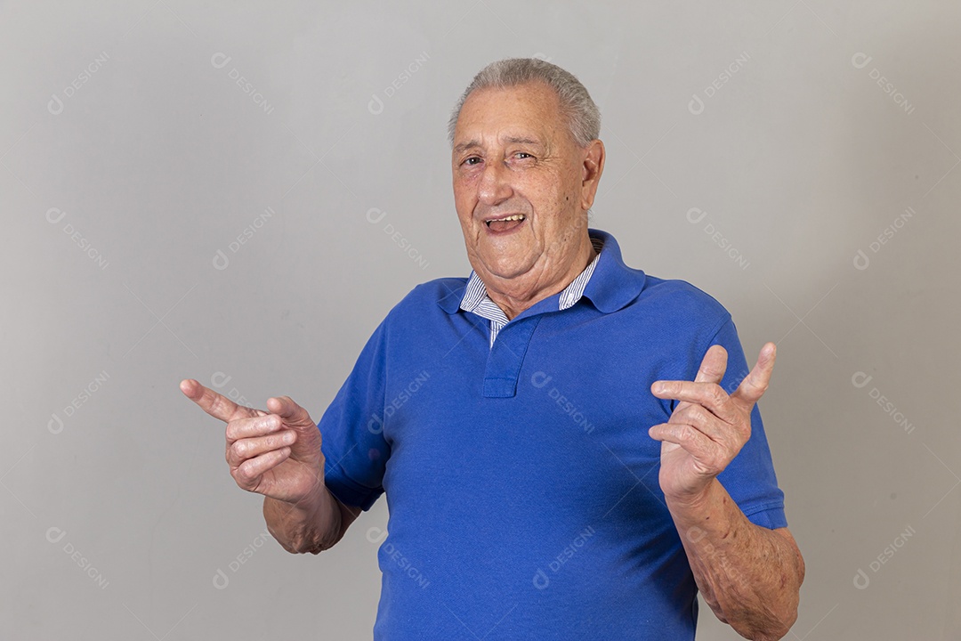 Homem sênior sorridente de camiseta azul