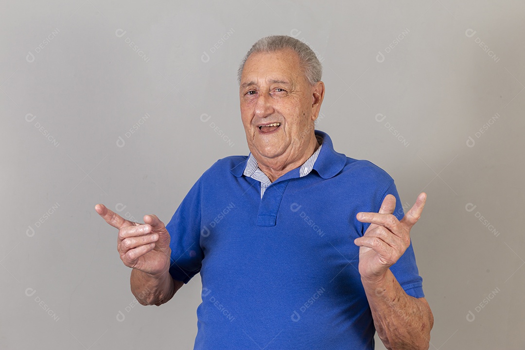 Homem sênior sorridente de camiseta azul