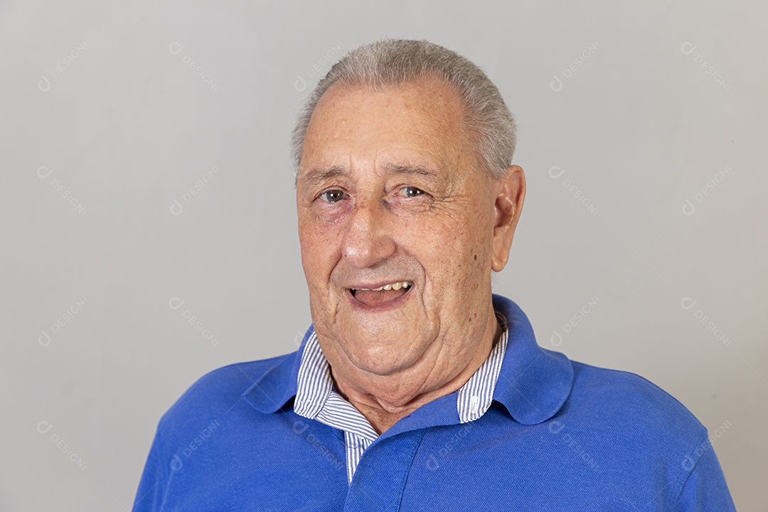 Homem sênior sorridente de camiseta azul