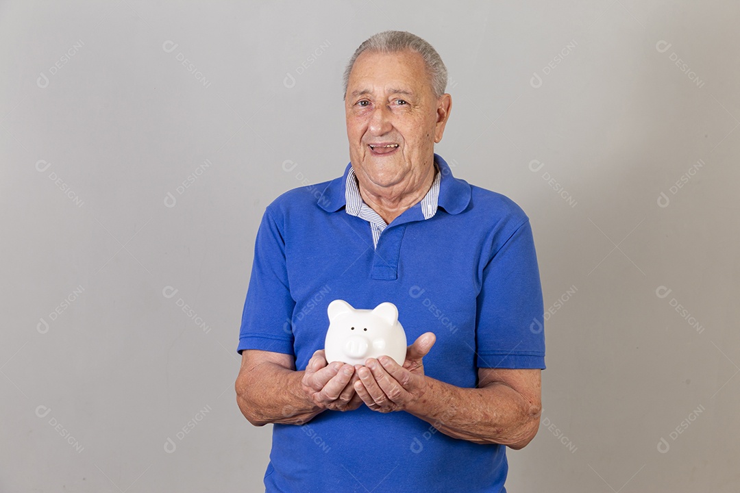 Homem sênior sorridente de camiseta azul