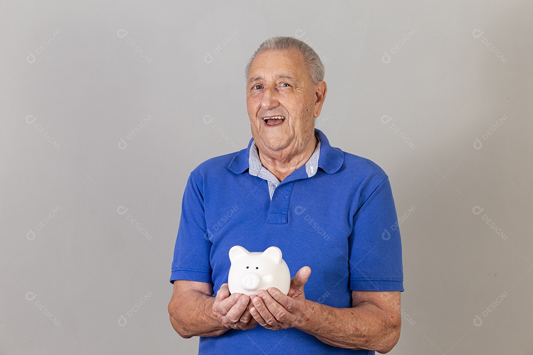 Homem sênior sorridente de camiseta azul