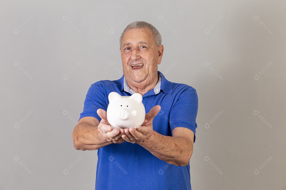 Homem sênior sorridente de camiseta azul