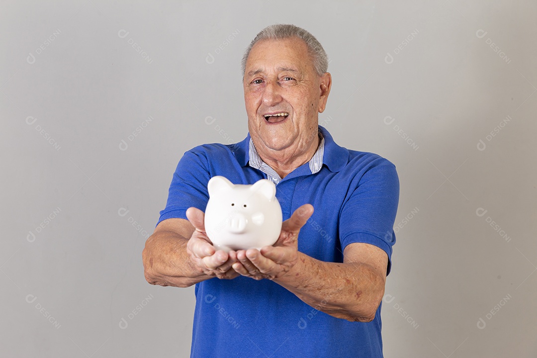 Homem sênior sorridente de camiseta azul