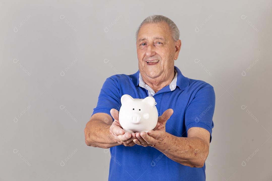 Homem sênior sorridente de camiseta azul