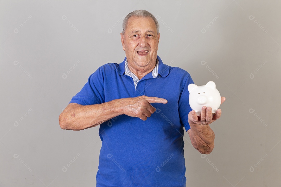 Homem sênior sorridente de camiseta azul