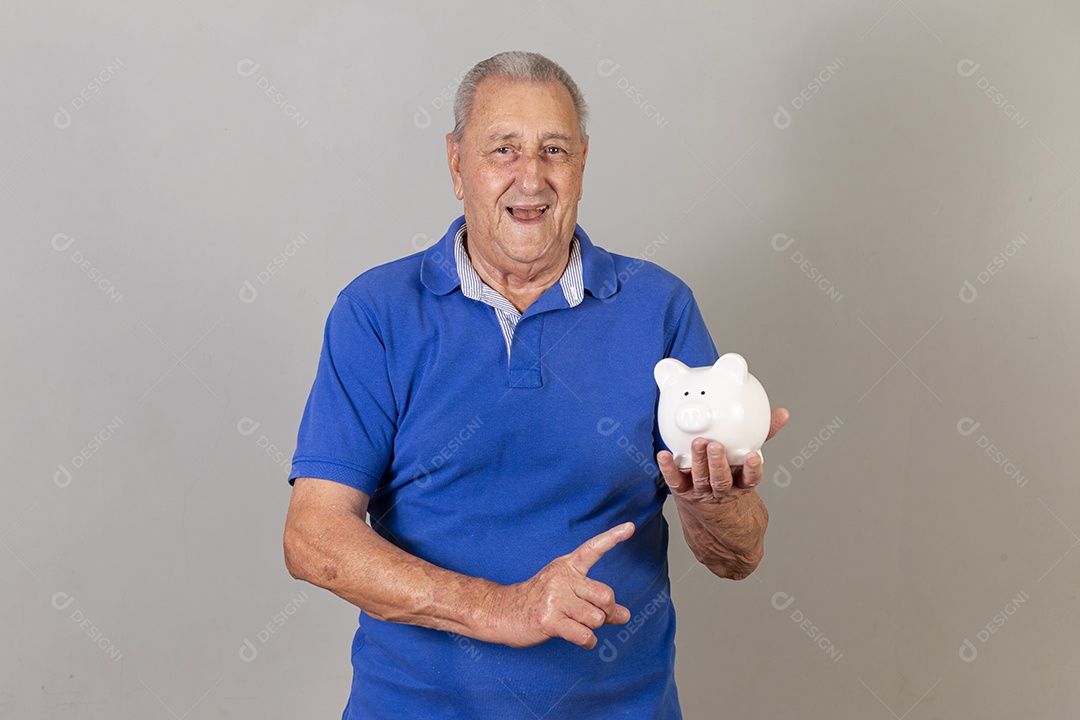 Homem sênior sorridente de camiseta azul