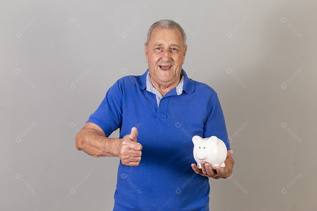 Homem sênior sorridente de camiseta azul