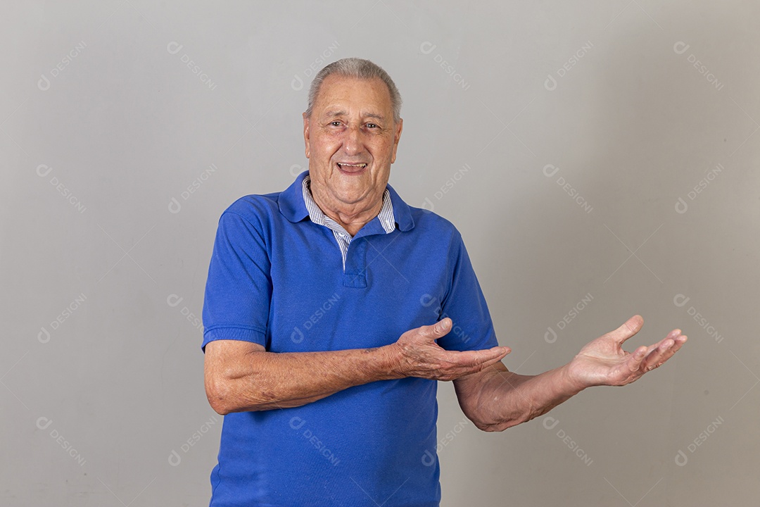 Homem sênior sorridente de camiseta azul