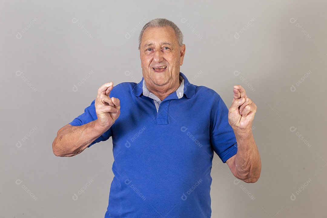 Homem sênior sorridente de camiseta azul