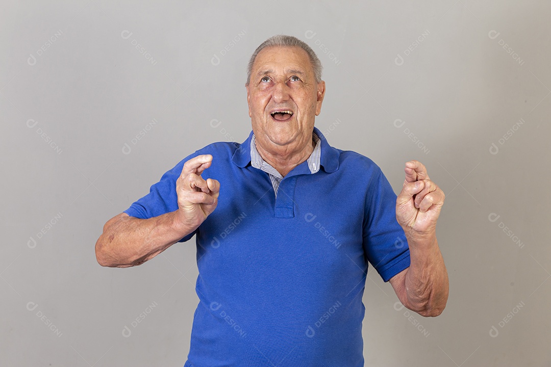 Homem sênior sorridente de camiseta azul