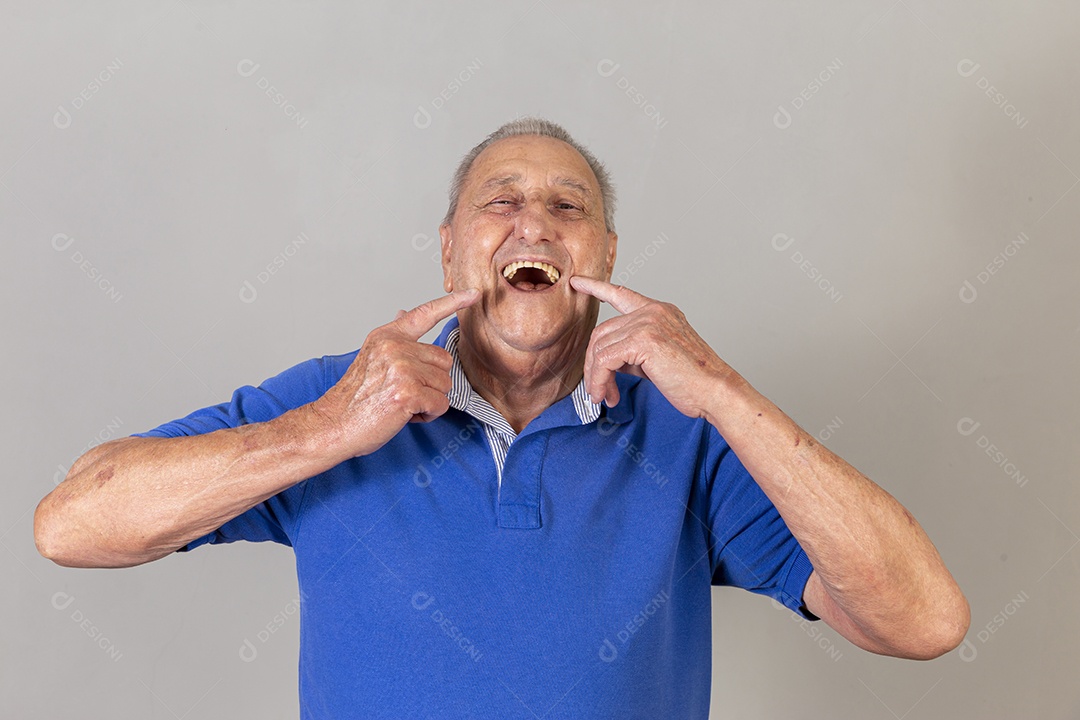 Homem sênior sorridente de camiseta azul