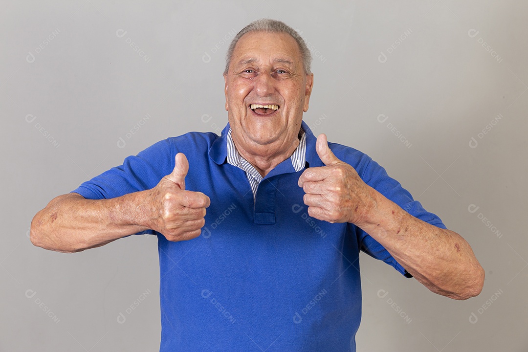 Homem sênior sorridente de camiseta azul