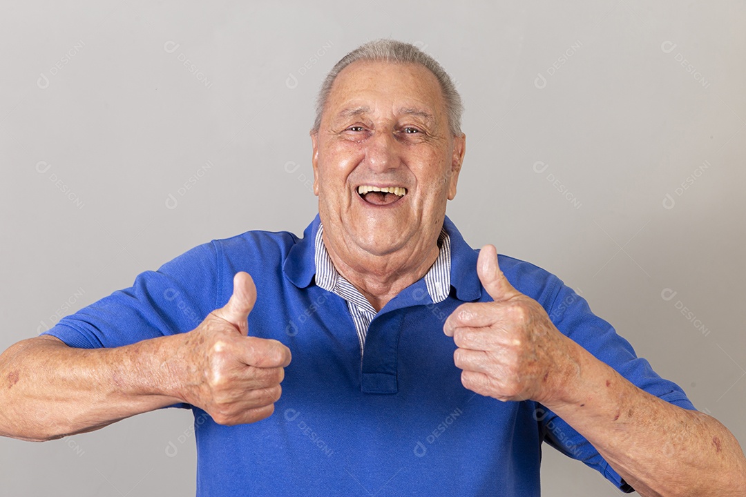 Homem sênior sorridente de camiseta azul