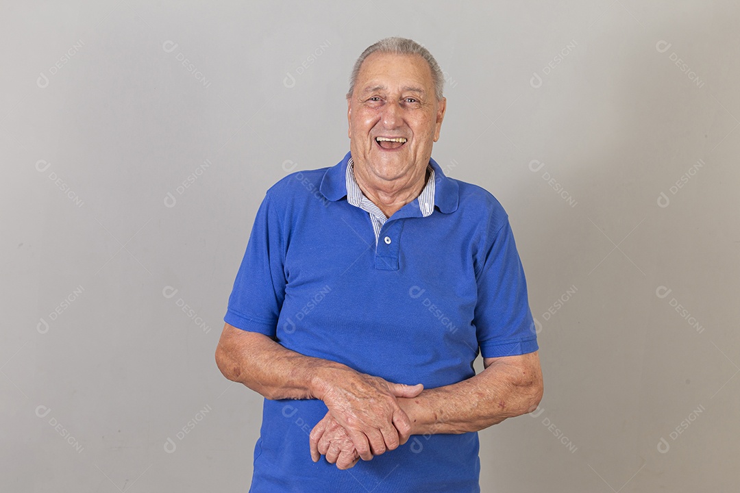 Homem sênior sorridente de camiseta azul