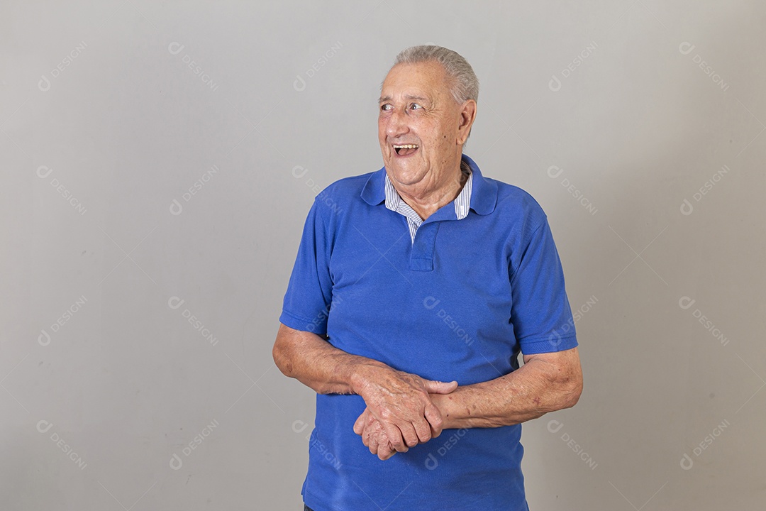 Homem sênior sorridente de camiseta azul