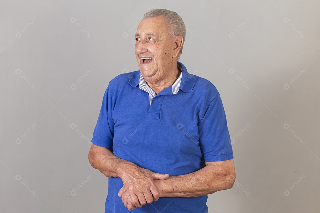 Homem sênior sorridente de camiseta azul