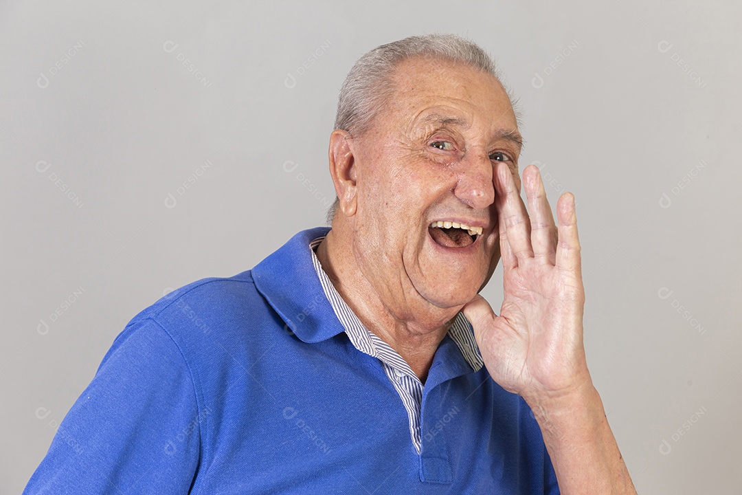 Homem sênior sorridente de camiseta azul