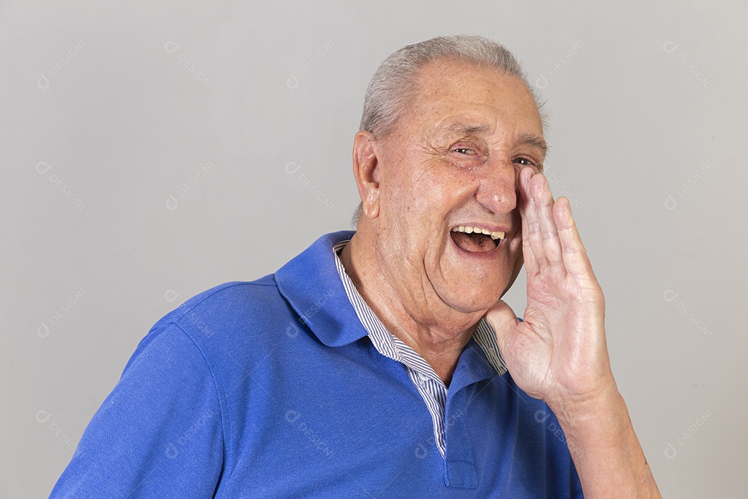 Homem sênior sorridente de camiseta azul