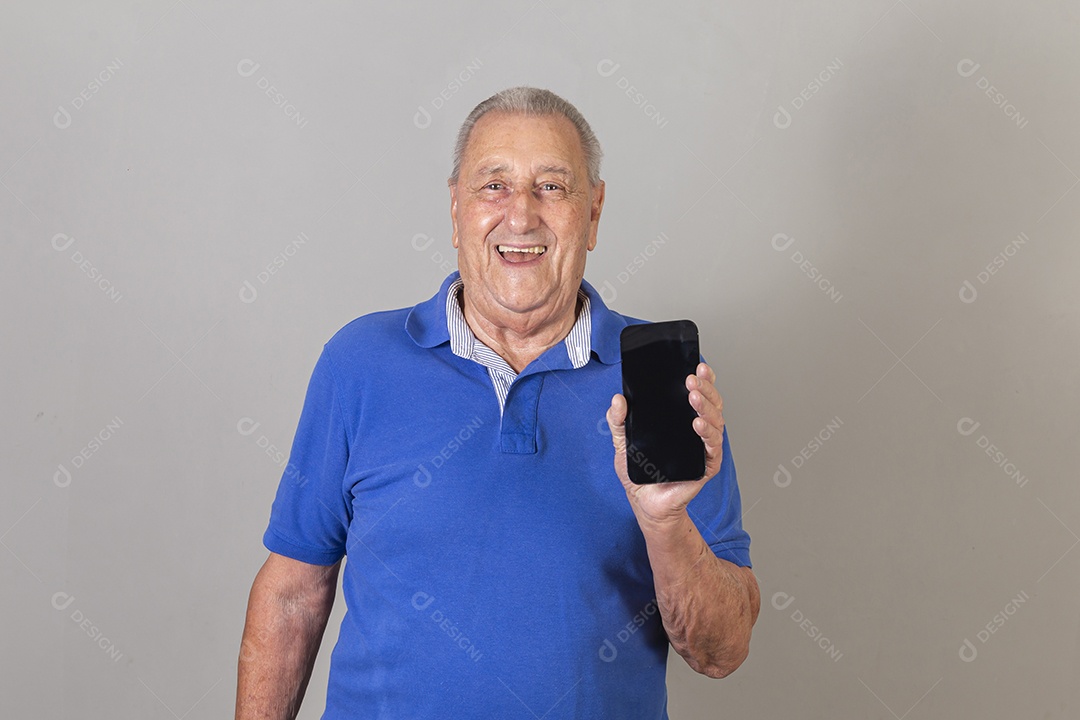 Homem sênior sorridente de camiseta azul