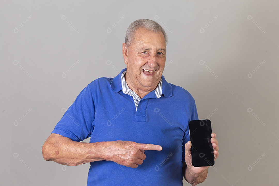 Homem sênior sorridente de camiseta azul