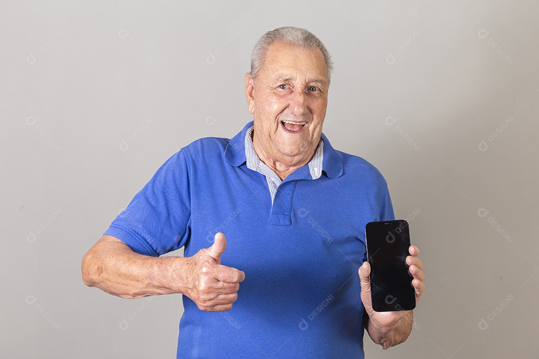 Homem sênior sorridente de camiseta azul