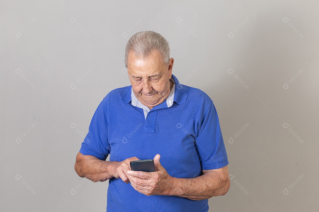 Homem sênior sorridente de camiseta azul