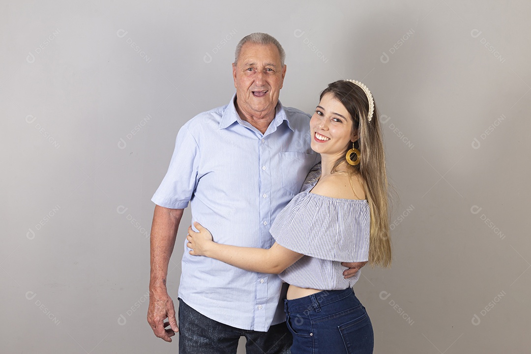 Homem idoso e jovem mulher sobre estúdio branco sorridentes