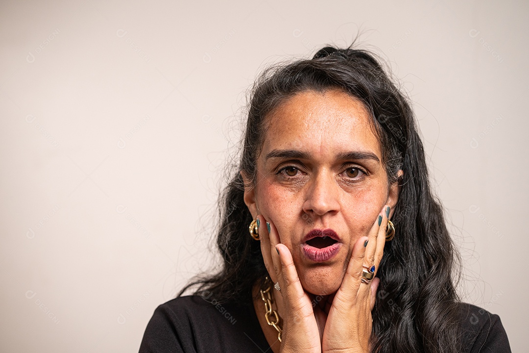 Mulher adulta sobre fundo branco