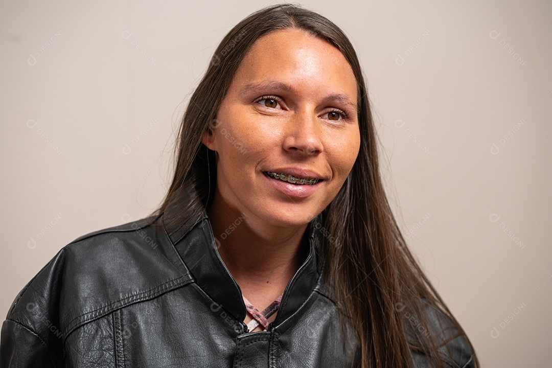 Mulher adulta sobre fundo branco