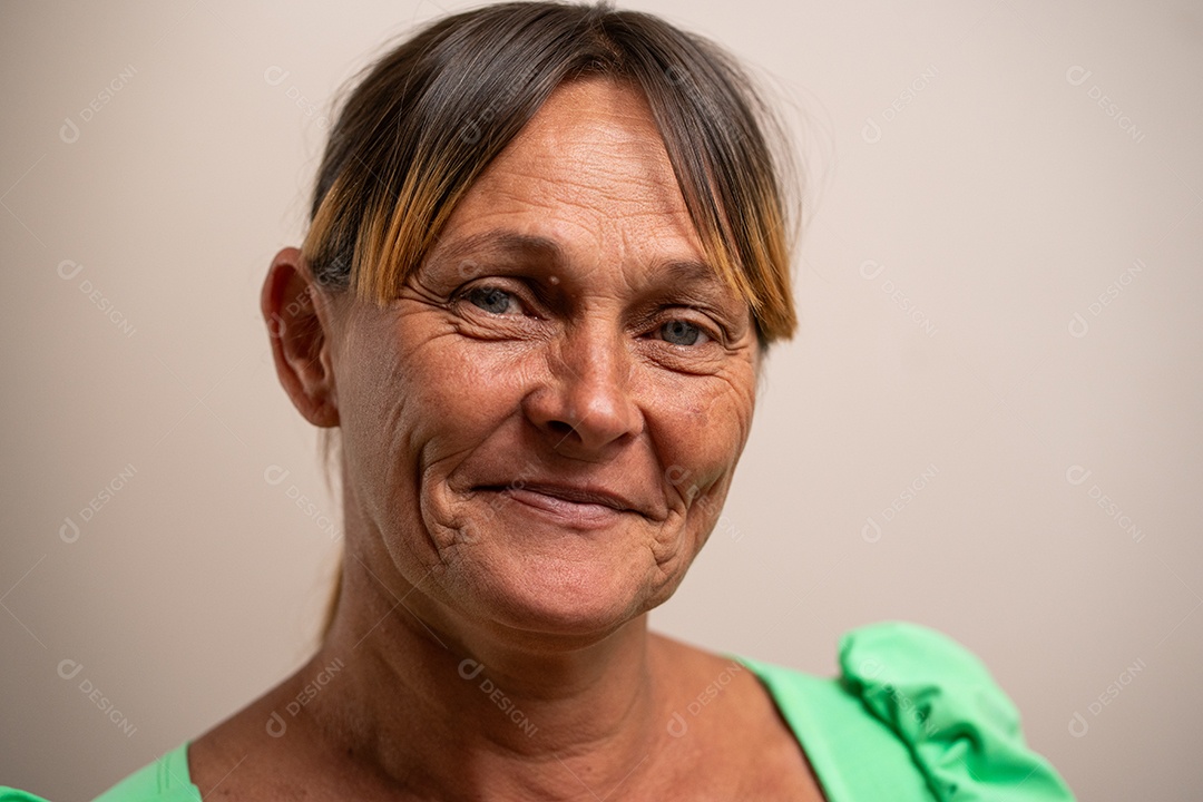 Mulher adulta sobre fundo branco