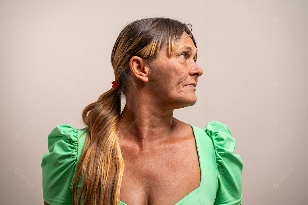 Mulher adulta sobre fundo branco