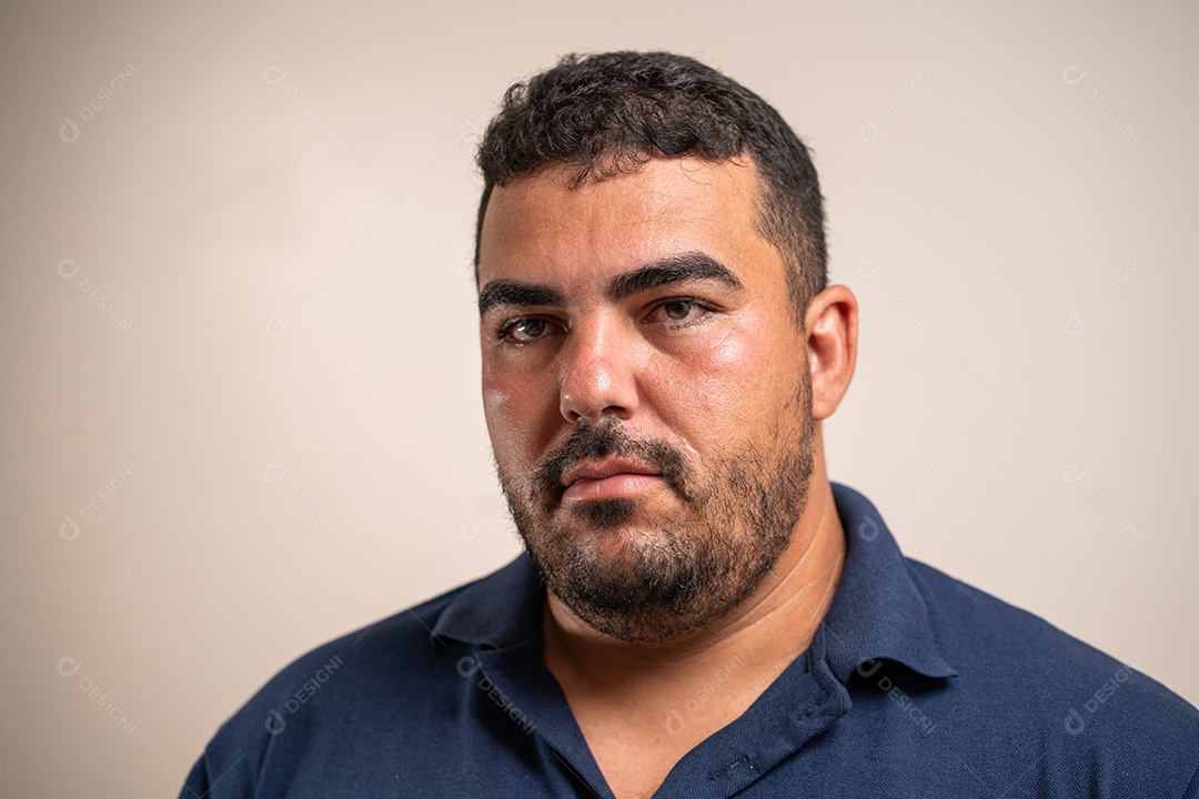 Homem adulto sobre fundo branco