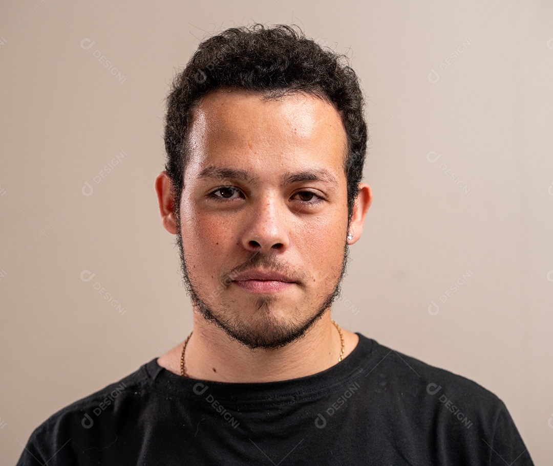 Jovem ansioso com expressão neutra em fundo pastel