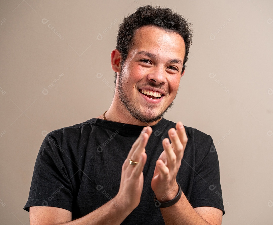 Jovem ansioso com expressão neutra em fundo pastel