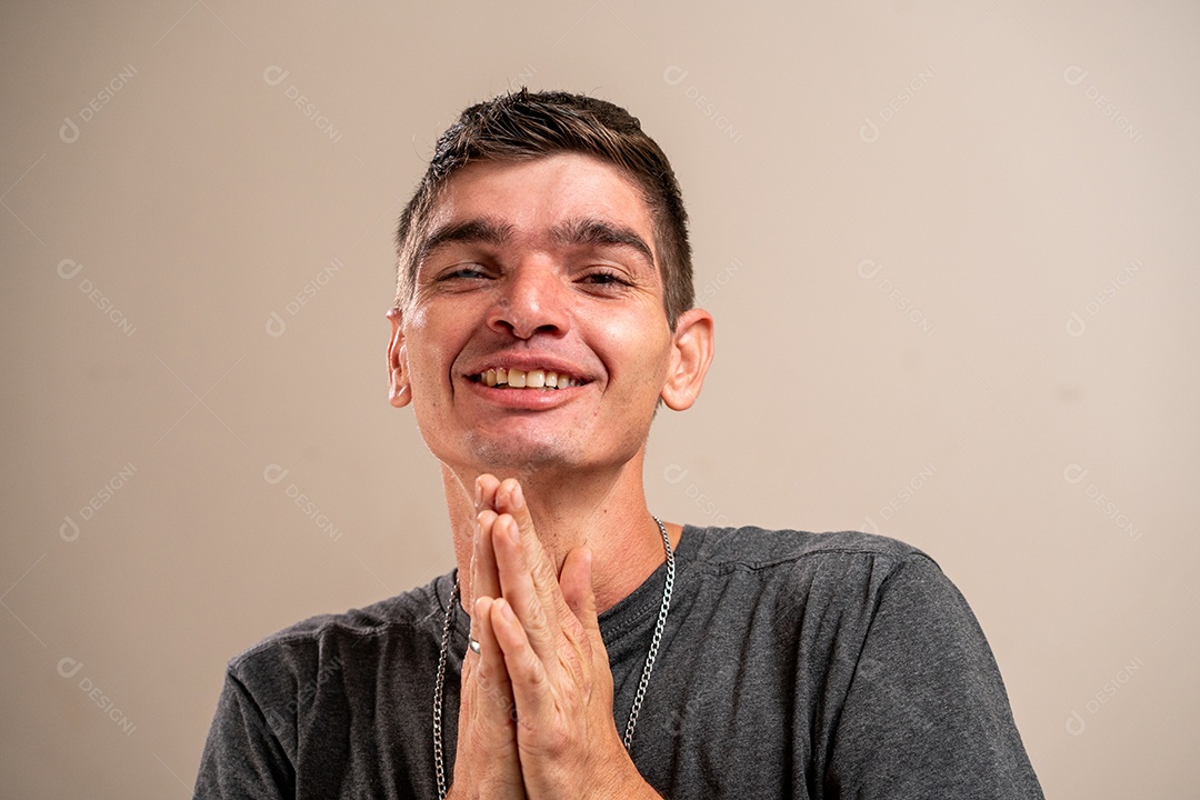 Jovem sorrindo com os braços cruzados em fundo pastel.