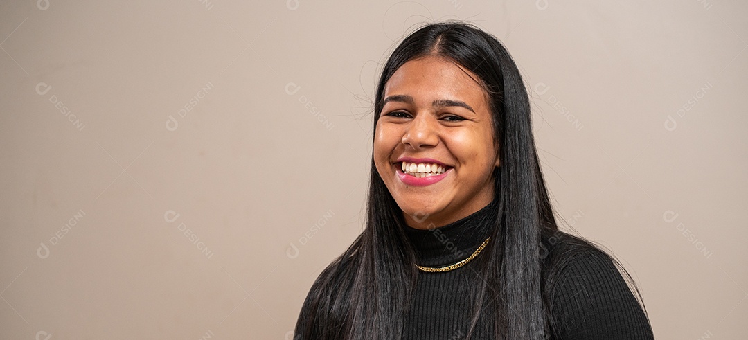 Jovem morena com cabelos longos sorrindo em fundo pastel.