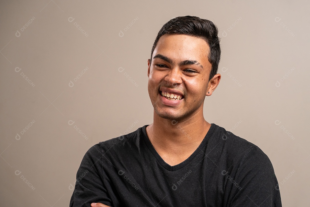 Jovem com traços orientais sorrindo sobre fundo pastel.