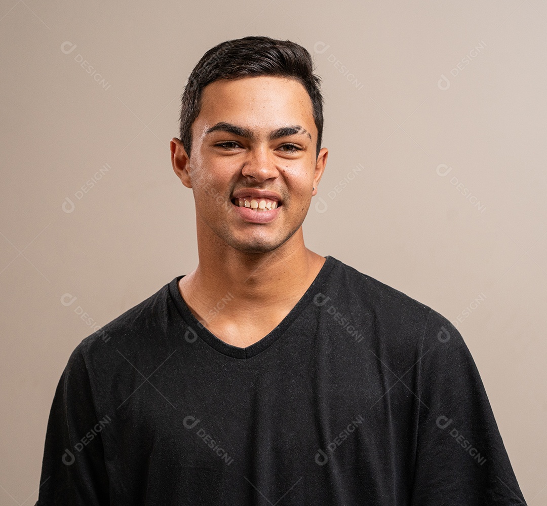 Jovem com traços orientais sorrindo sobre fundo pastel.