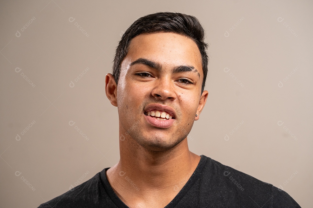 Jovem com traços orientais sorrindo sobre fundo pastel.