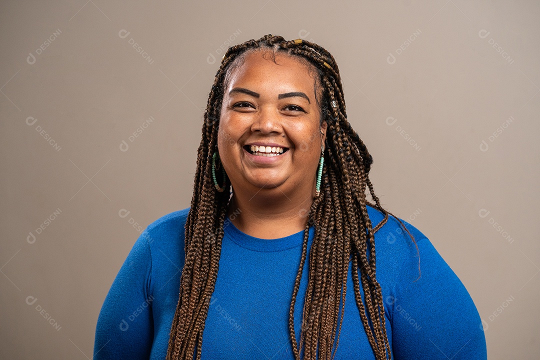 Jovem com tranças afro sorrindo em fundo pastel.