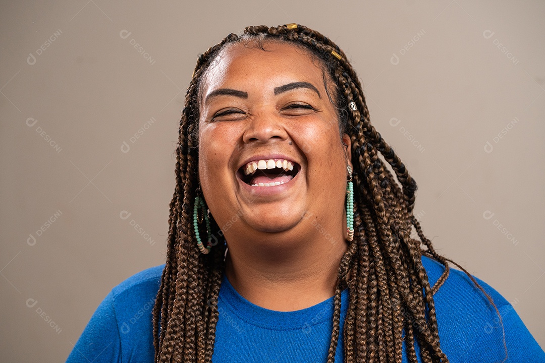 Jovem com tranças afro sorrindo em fundo pastel.