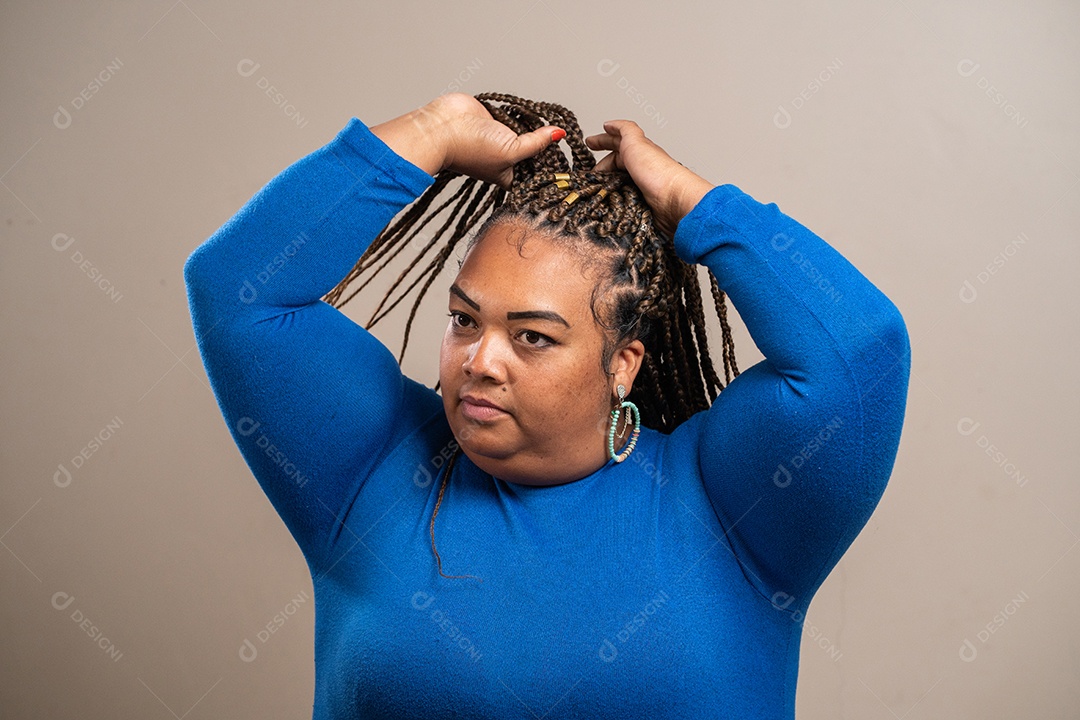 Jovem com tranças afro sorrindo em fundo pastel.