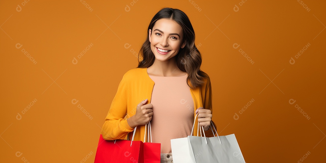 Uma linda mulher sorridente fazendo compras