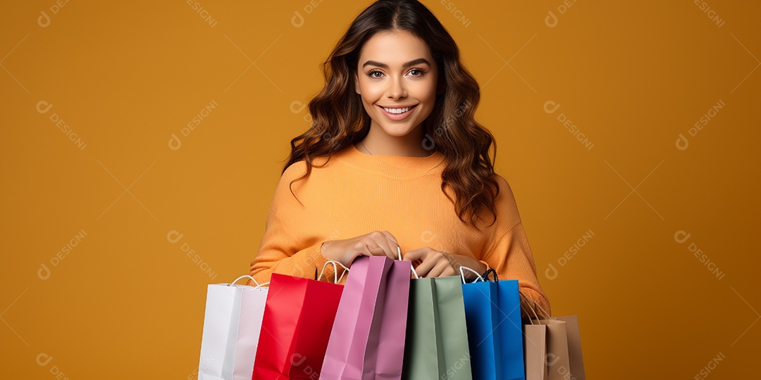 Uma linda mulher sorridente fazendo compras