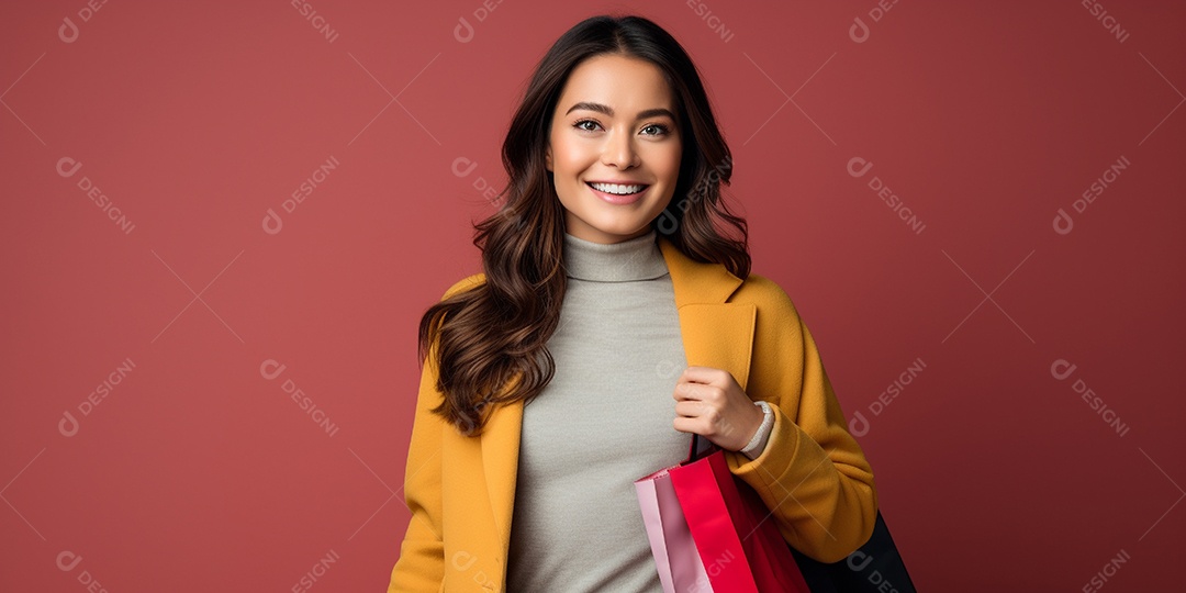 Uma linda mulher sorridente fazendo compras